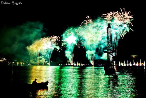 feu artifice éblouissant bleu vert