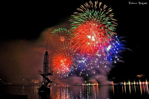 feu artifice rouge vert bleu