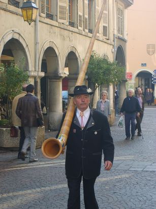 homme qui joue de la corne