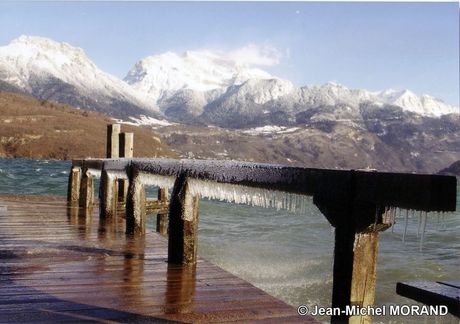 Lac d'annecy en hiver avec vue sur la tournette