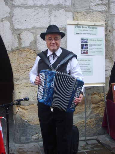 Musicien accordéoniste descente des alpages