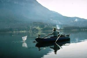 Pêcheur en barque sur le Lac d'Annecy