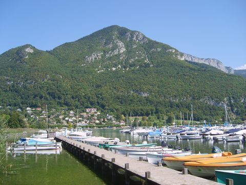 Mont Veyrier vue depuis le petit port Annecy le Vieux