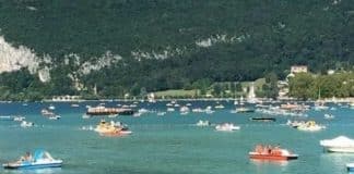 De nombreux bateaux sur le lac d'Annecy