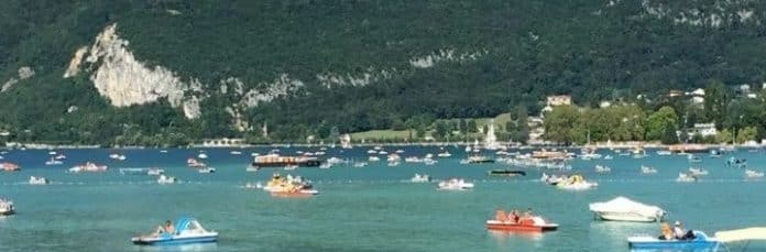 De nombreux bateaux sur le lac d'Annecy