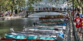 Le pont des amours rempli de touristes