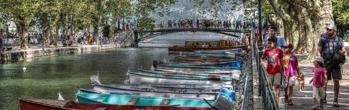 Le pont des amours rempli de touristes