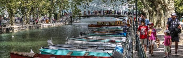 Le pont des amours rempli de touristes