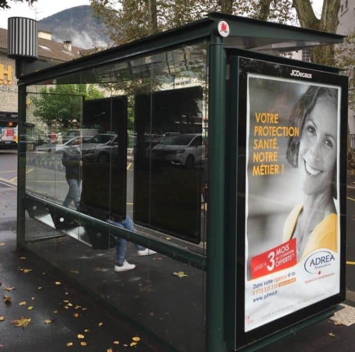 Test d'antenne-relais sur le toit d'un abri bus à Annecy