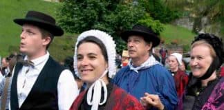 Hommes et femmes en costume traditionnel de Haute-Savoie