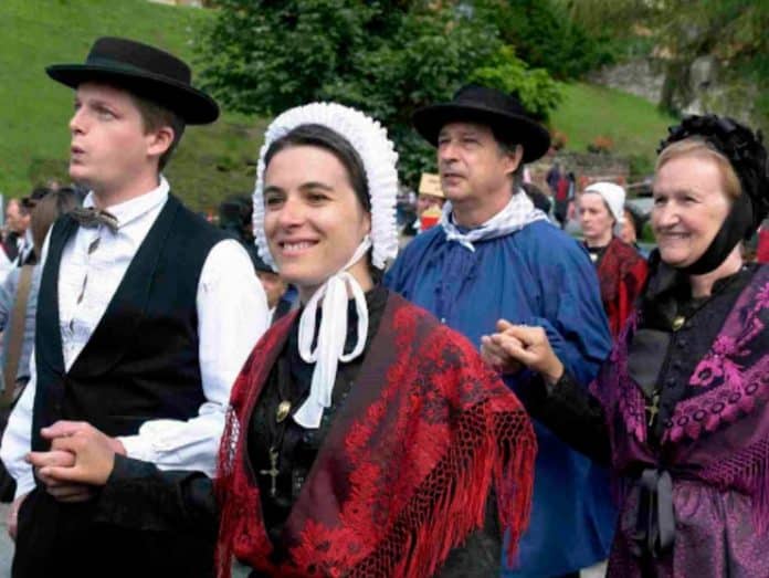 Hommes et femmes en costume traditionnel de Haute-Savoie