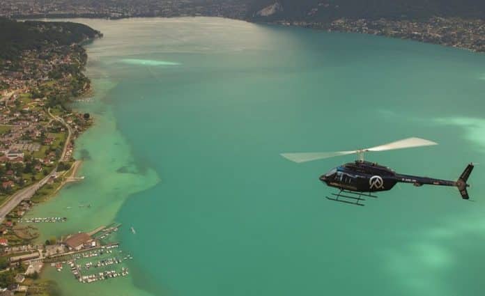 Vol hélicoptère au-dessus du lac d'Annecy