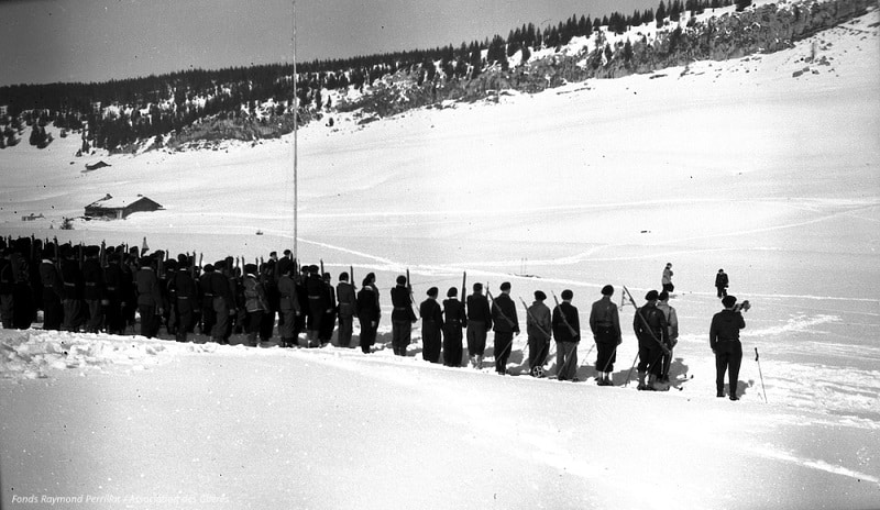 Prises d'armes à l'arrivée du Capitaine Anjot - Fonds Raymond Périllat Association des Glières