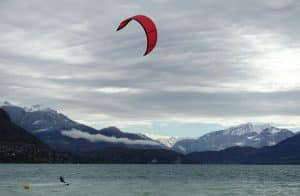 Kitesurf dans la baie d'Albigny