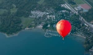 Mongolfière au-dessus du lac d'Annecy