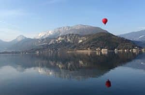 Mongolfière sur le lac d'Annecy