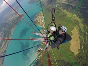 Parapente au dessus du lac d'Annecy