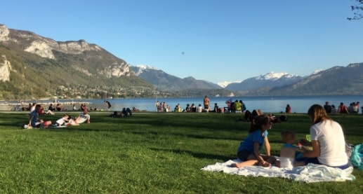 تنزه ونزهة بجوار بحيرة أنسي