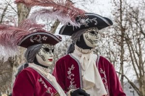 Couple de maques au carnaval vénitien d'Annecy