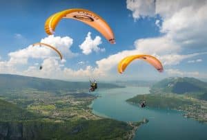 Parapente au-dessus du lac d'Annecy