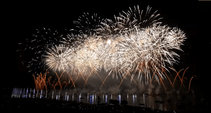 Fête du lac feux d'artifice lac Annecy