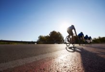 Quatre cyclistes à vélo