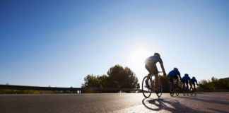 Quatre cyclistes à vélo