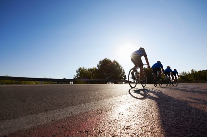 Quatre cyclistes à vélo