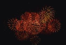 feu d'artifice aux couleurs chaudes