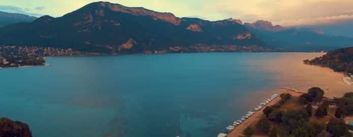 vue aérienne sur le lac d'Annecy