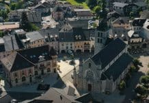 vue aérienne sur le centre-ville de Thônes