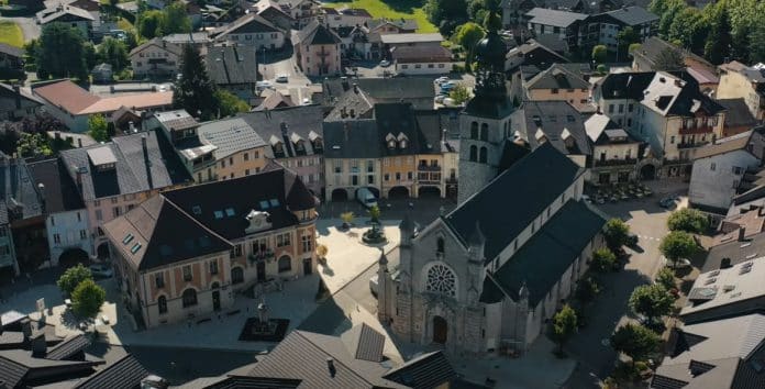 vue aérienne sur le centre-ville de Thônes