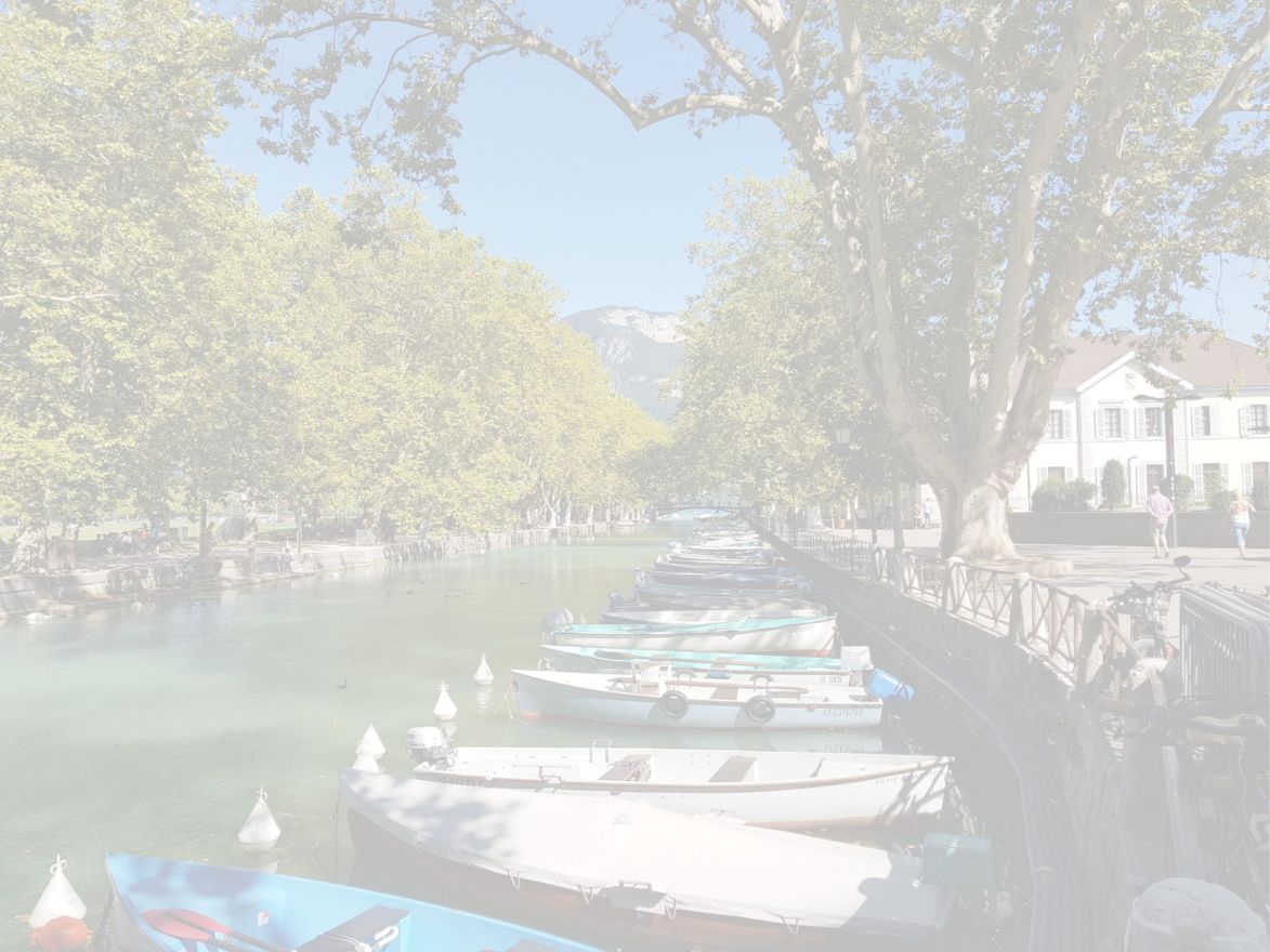 lac d'annecy avec barques et vedettes