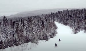 motoneiges sur un sentier en hiver