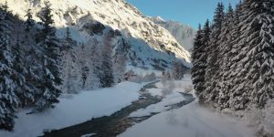 ruisseau enneigé la plagne