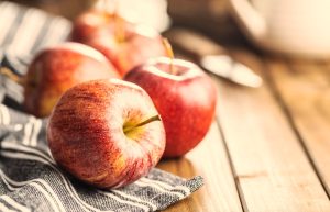 pommes sur une table