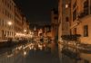 vue sur le thiou et vieille ville d'annecy de nuit