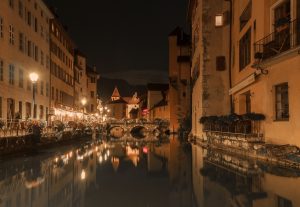 vue sur le thiou et vieille ville d'annecy de nuit