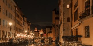 vue sur le thiou et vieille ville d'annecy de nuit