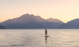 femme qui fait du paddle sur le lac