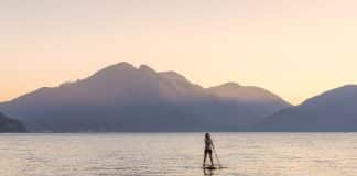 femme qui fait du paddle sur le lac