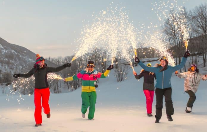 groupe d'amis qui fête le Nouvel An