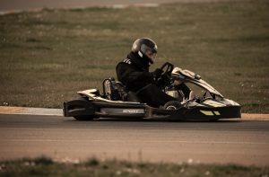 homme faisant du karting