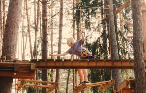 jeune fille dans un accrobranches