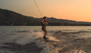 wakeboard sur lac au coucher du soleil