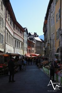 Vieille Ville Annecy marché ©M. Pitteloud