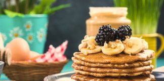 brunch avec pancakes et fruits