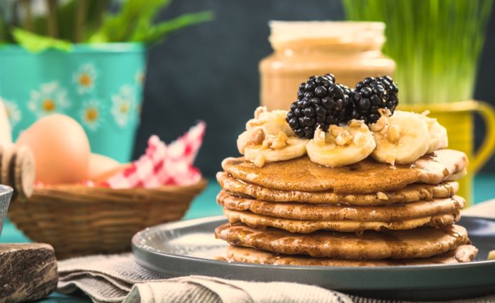 brunch avec pancakes et fruits