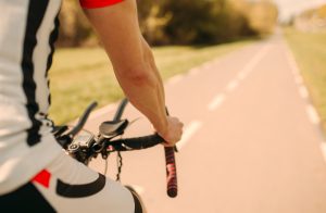 cycliste sur une piste cyclable