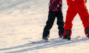 enfant qui prend un cours de snowboard à l'ESF